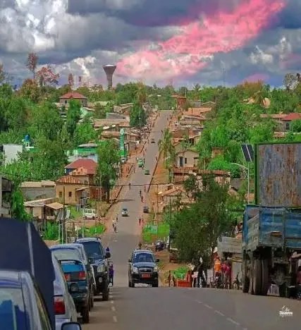 Avenue de Mbalmayo et son château d'eau