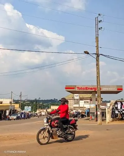 Moto-taxi à un carrefour de Mbalmayo