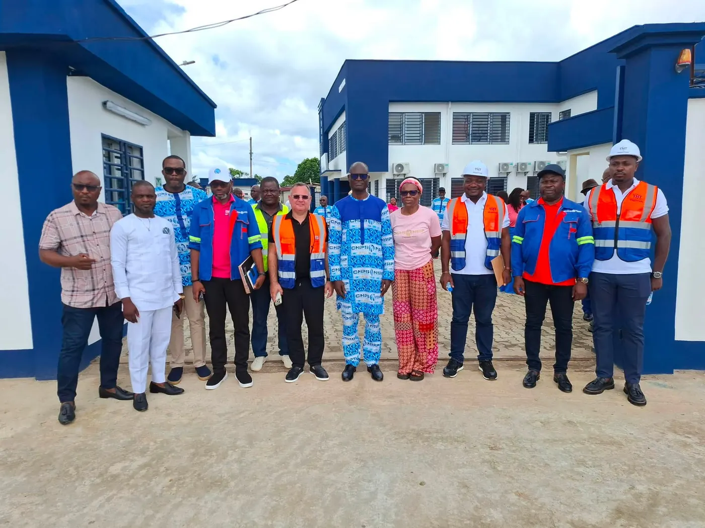 Photo de groupe de la délégation devant le nouveau siège de la CNPS
