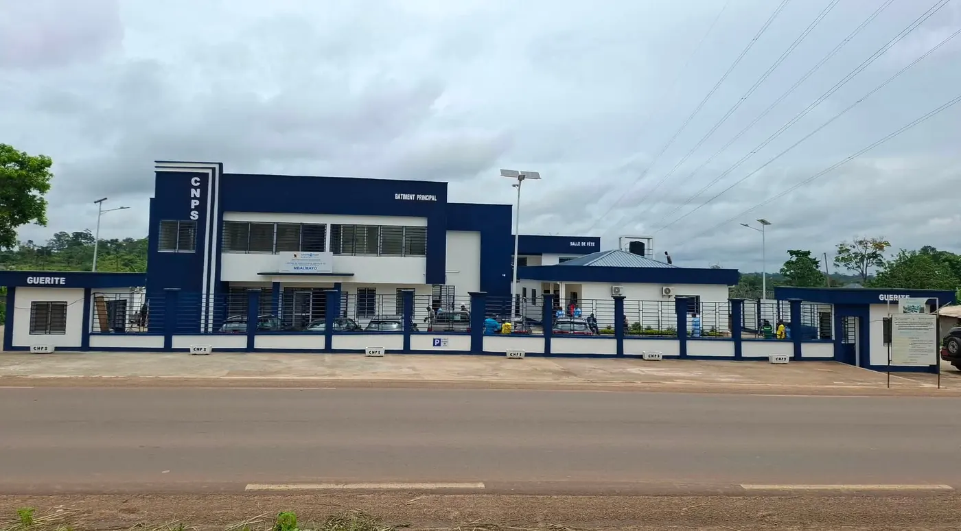 Façade du nouveau siège du Centre de prévoyance sociale de la CNPS à Mbalmayo