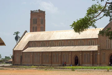 Église en brique avec son clocher carré