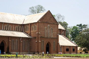 Façade d'une église en brique aux fenêtres en ogive
