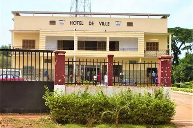 Façade de l'hôtel de ville de Mbalmayo