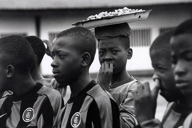 Portrait en noir et blanc de jeunes en maillot rayé
