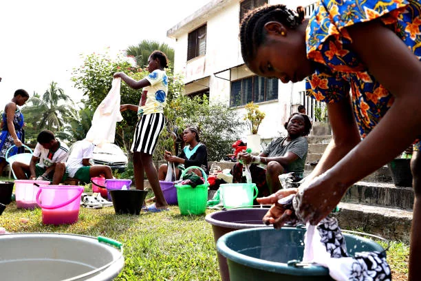 Femmes faisant la lessive dans des bassines colorées