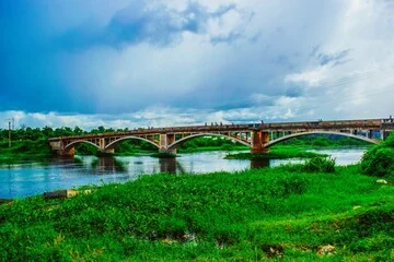 Pont à arches au-dessus de l'eau
