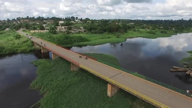Vue aérienne d'un pont et de la ville au bord de l'eau