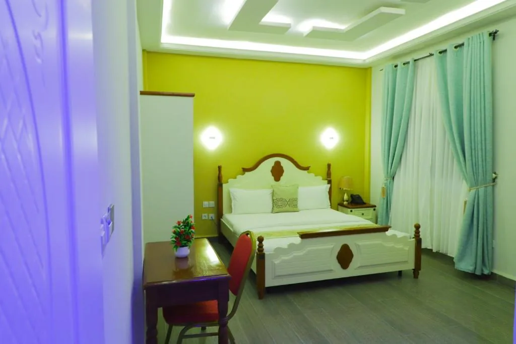 Chambre aux murs jaunes et rideaux turquoise