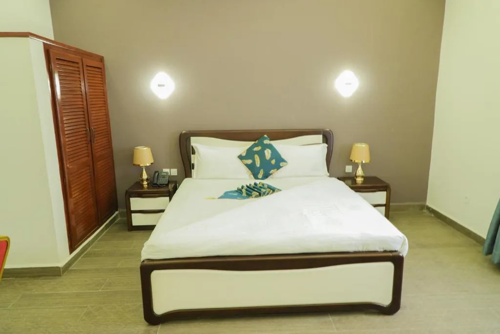 Lit double et lampes de chevet