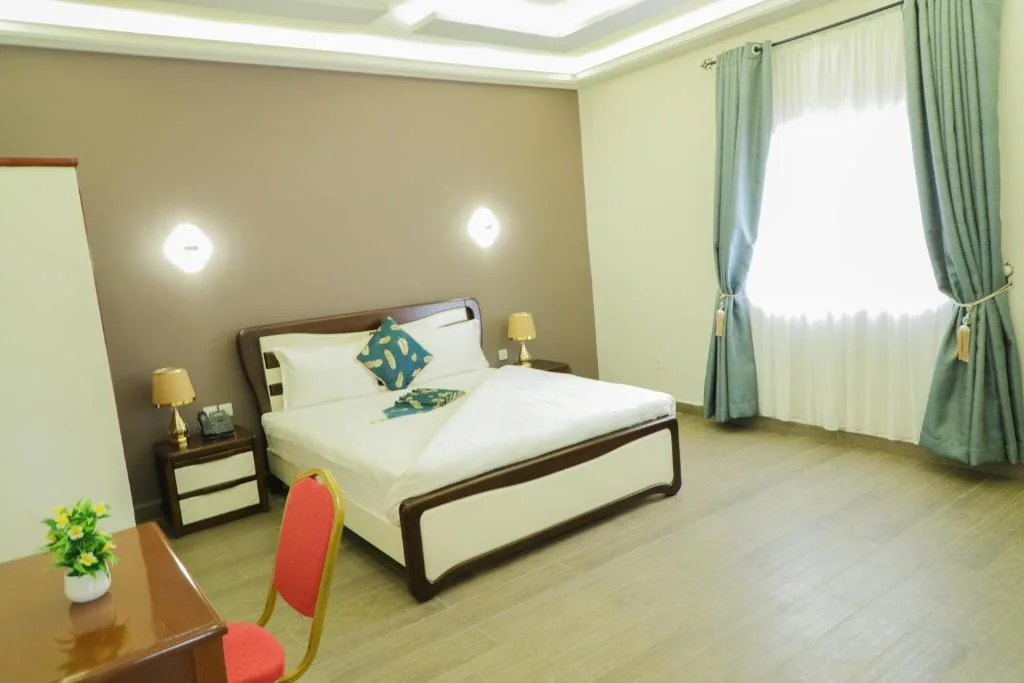 Chambre lumineuse avec grande fenêtre