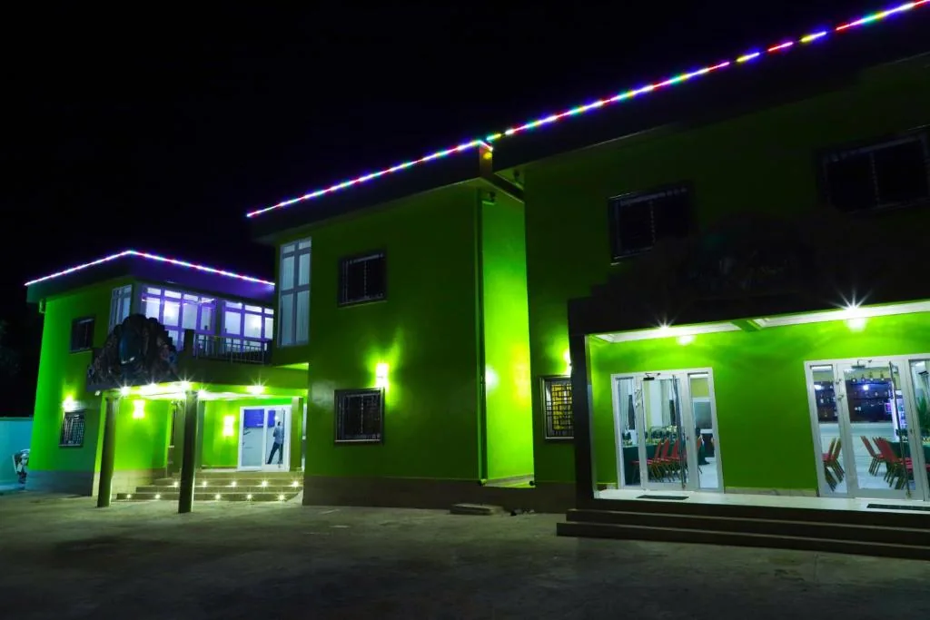 Façade de l'hôtel illuminée la nuit