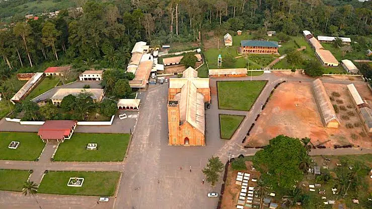 Vue aérienne d'une église et de bâtiments à Mbalmayo
